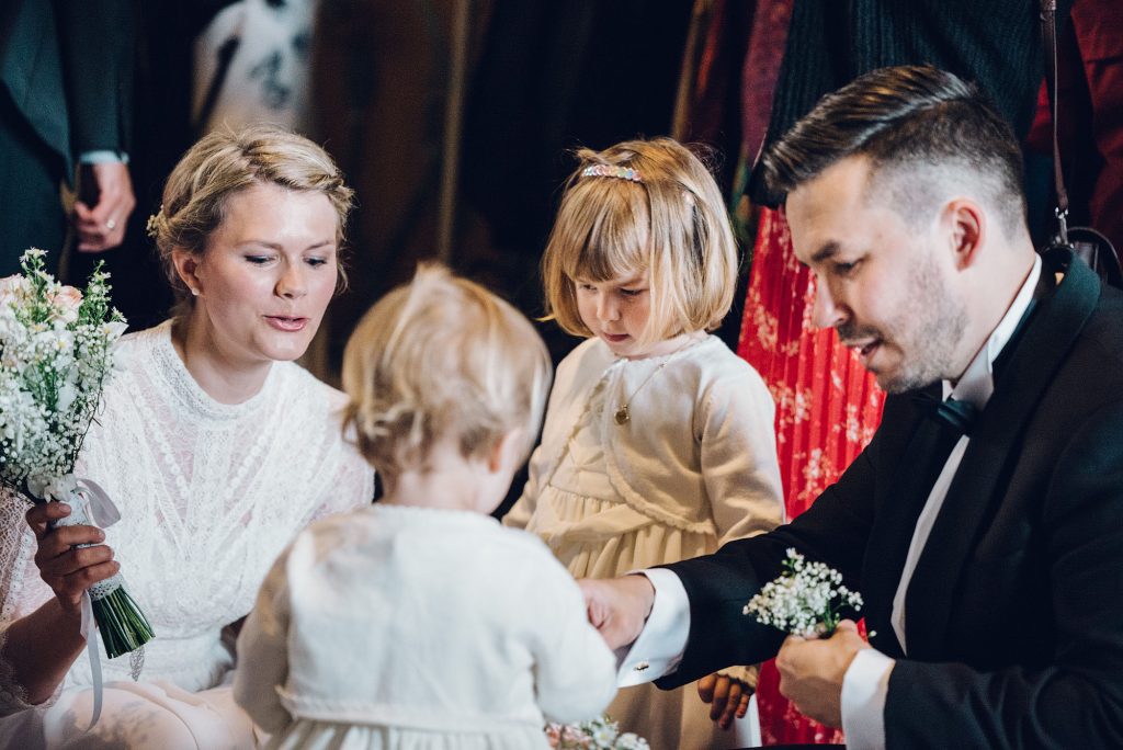 Brudeparet sammen med barna sine. De gifter seg på rådhuset i Oslo.