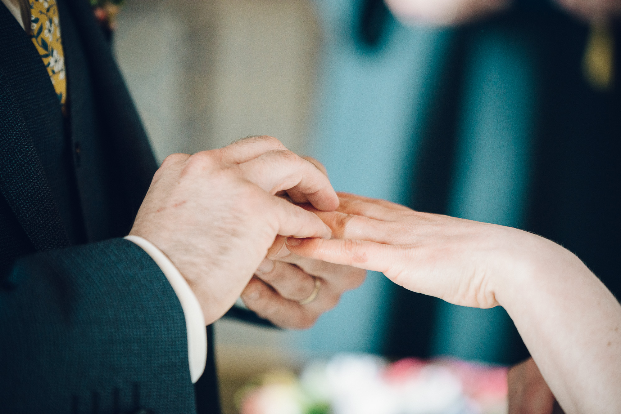 Brudgommen tar ringen på fingeren til bruden.