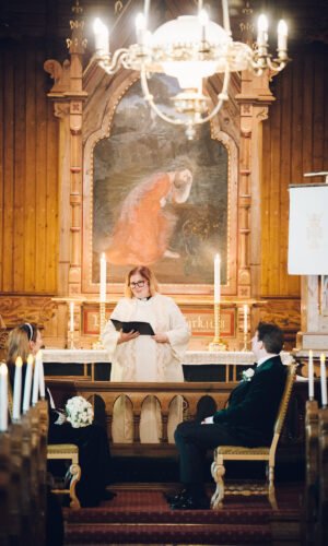 Prest vier et brudepar i hvitsten kirke